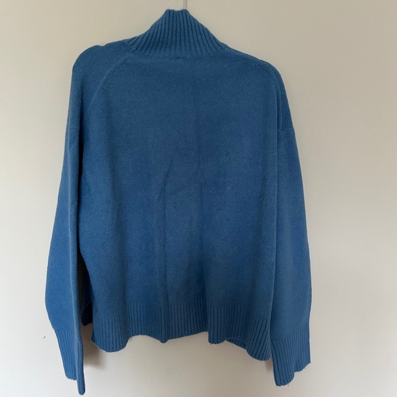Uniqlo Blue Wool-Blend Turtleneck Sweater - Picture 2 of 4